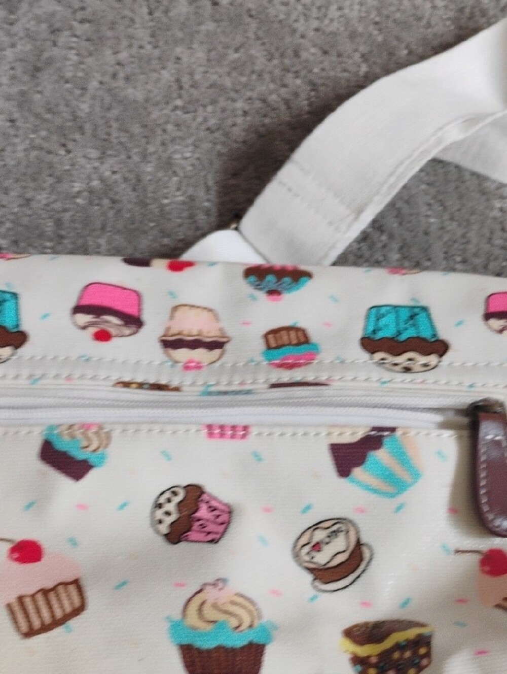 Cupcake Print Crossbody Bag in Cream. LYDC/London brand. Good Condition - Picture 6 of 10